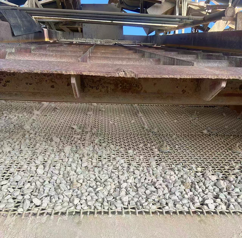 锰钢筛网更换现场1.jpg 锰钢筛网更换现场1.jpg